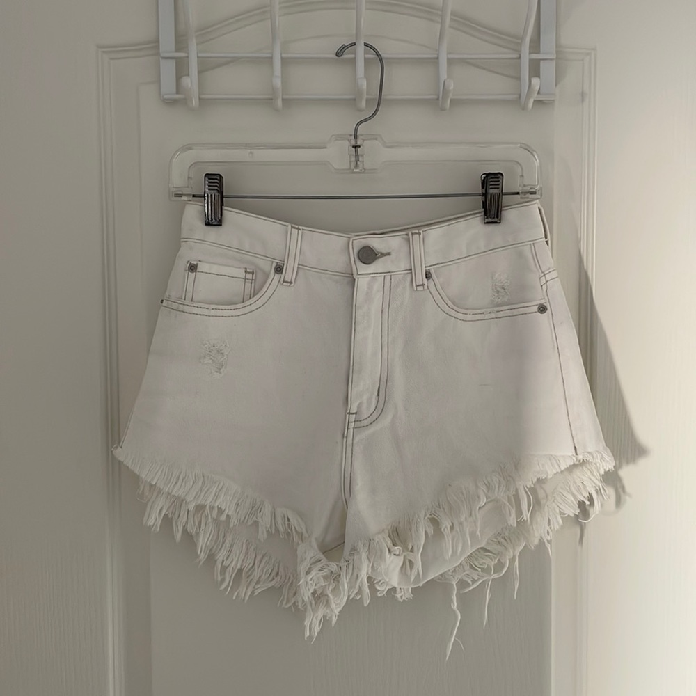 BDG WHITE DENIM SHORTS